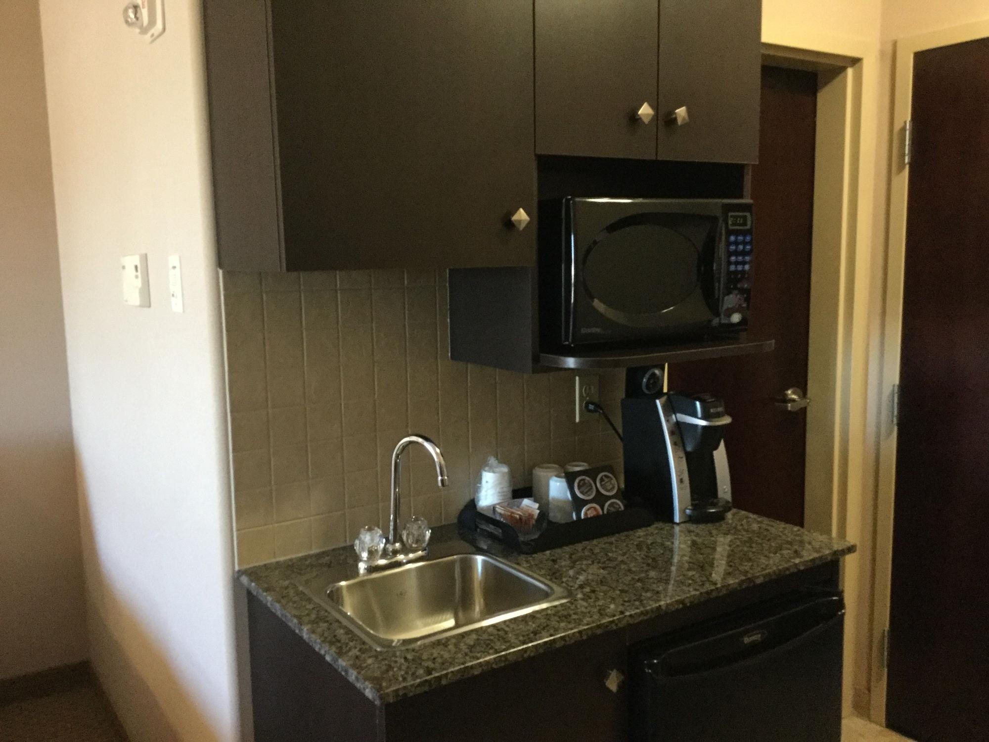 Hotel Ramada By Wyndham Brooks Extérieur photo