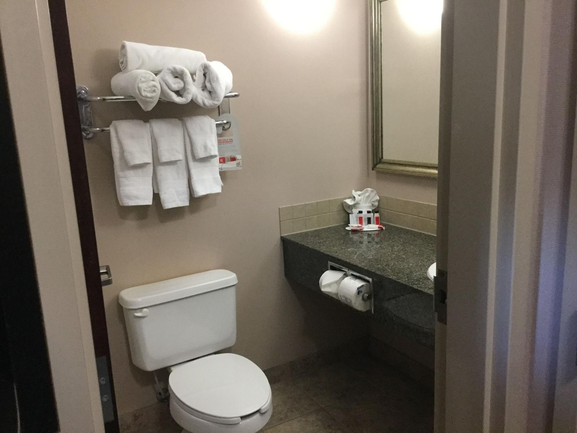 Hotel Ramada By Wyndham Brooks Extérieur photo