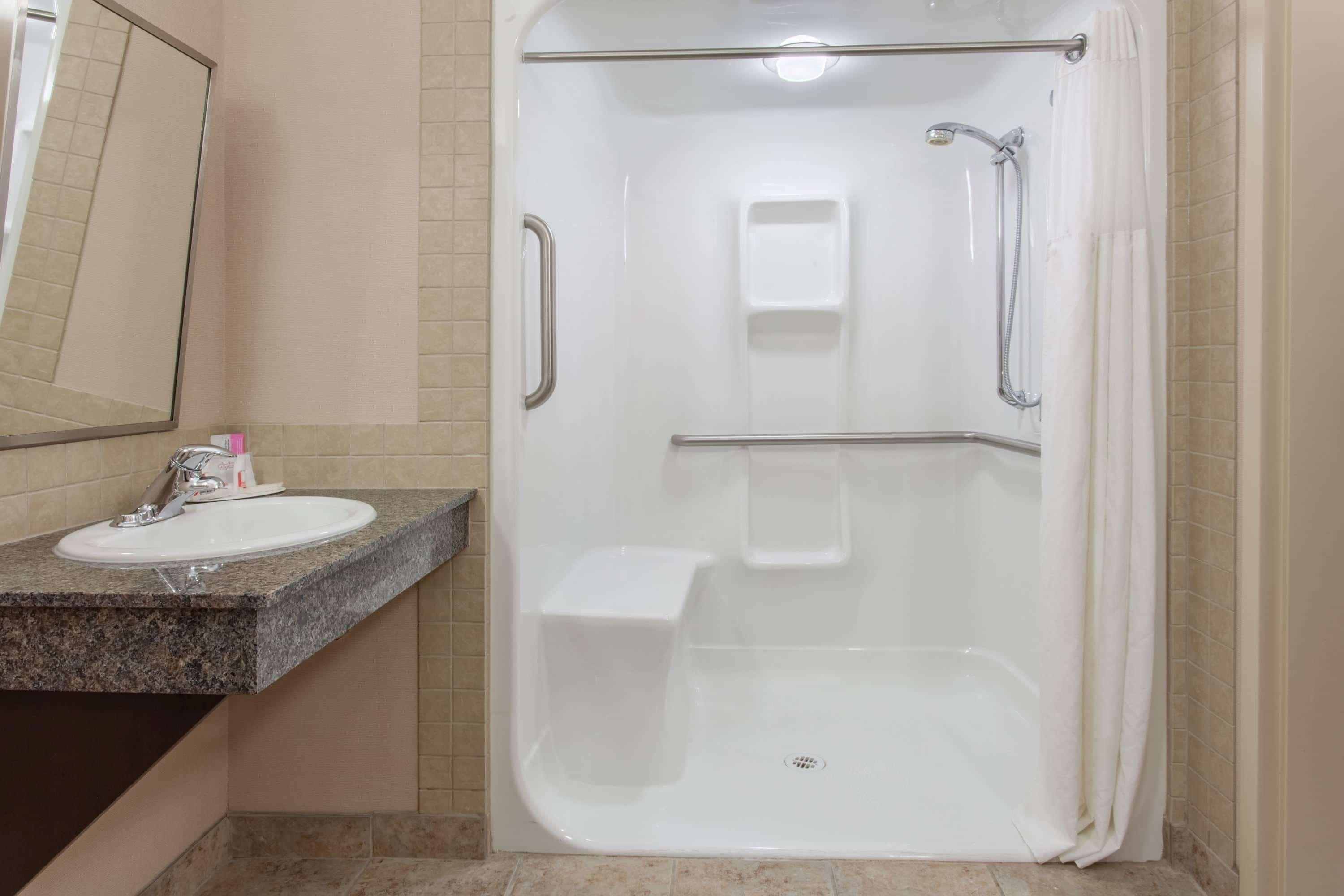 Hotel Ramada By Wyndham Brooks Extérieur photo