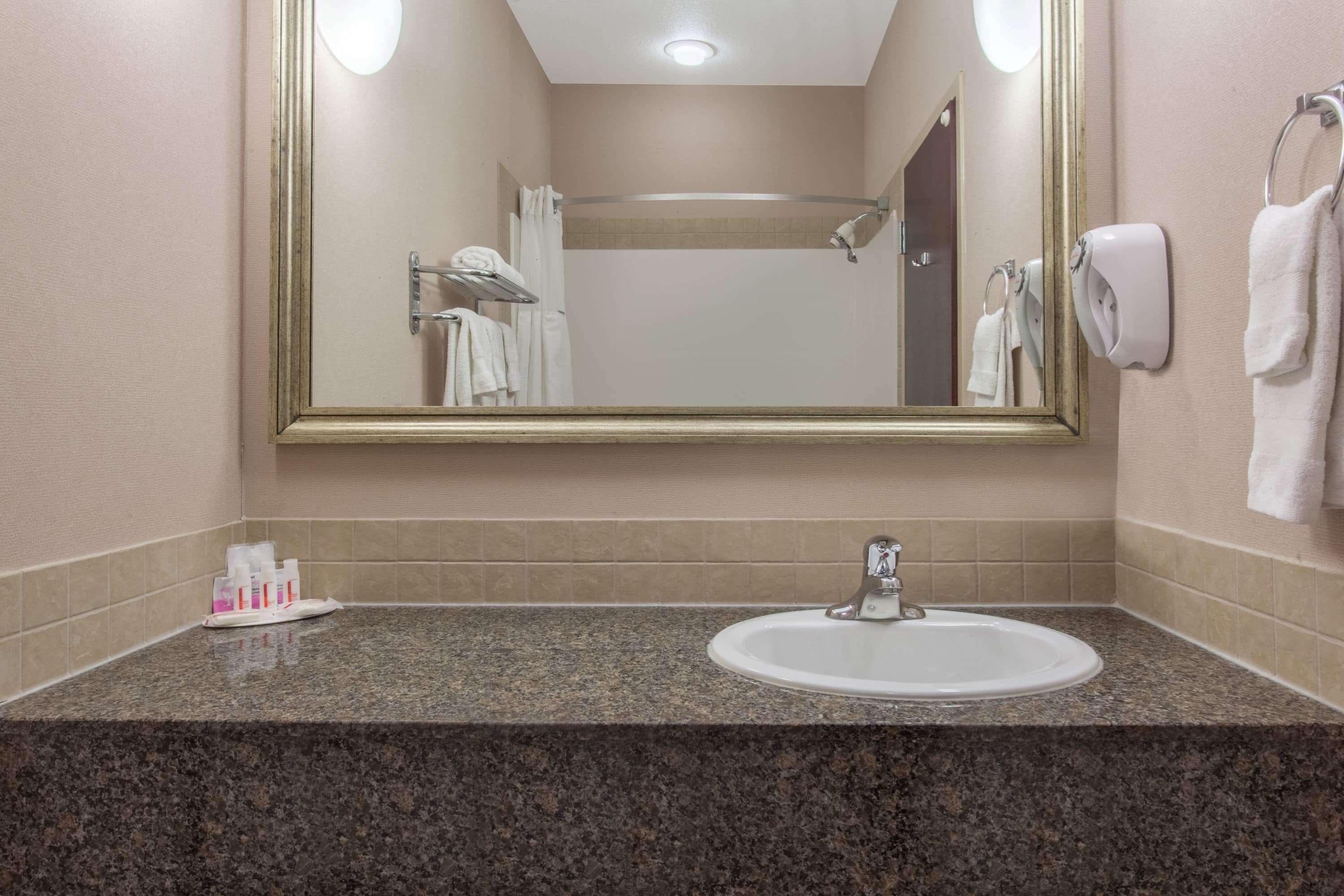 Hotel Ramada By Wyndham Brooks Extérieur photo