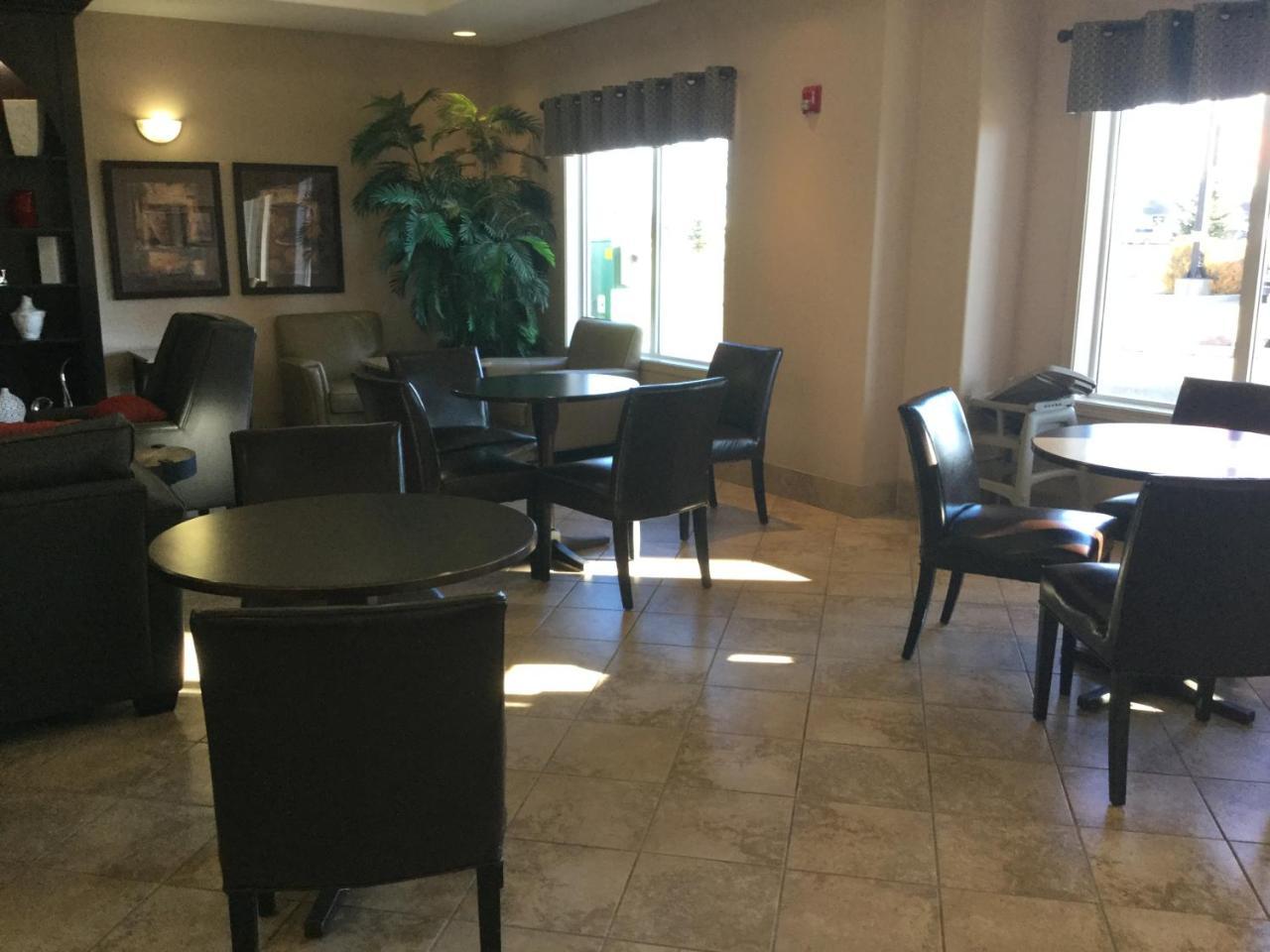 Hotel Ramada By Wyndham Brooks Extérieur photo