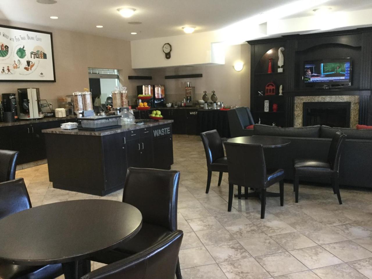 Hotel Ramada By Wyndham Brooks Extérieur photo